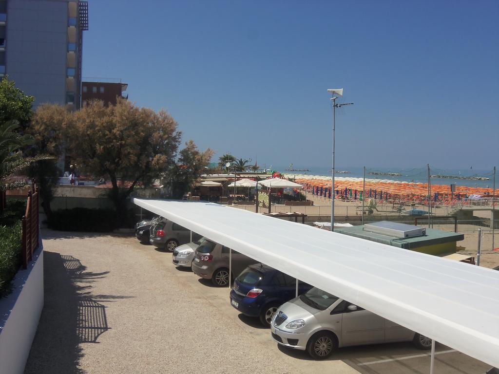 Hotel Spiaggia เปซาโร ภายนอก รูปภาพ