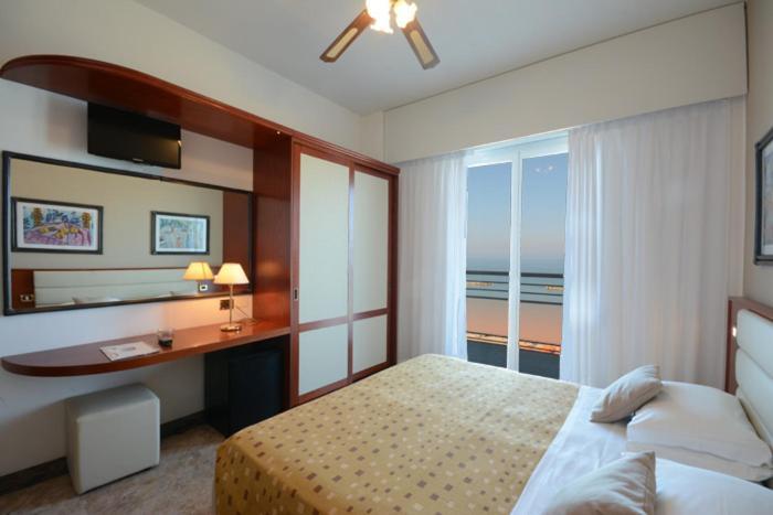 Hotel Spiaggia เปซาโร ภายนอก รูปภาพ