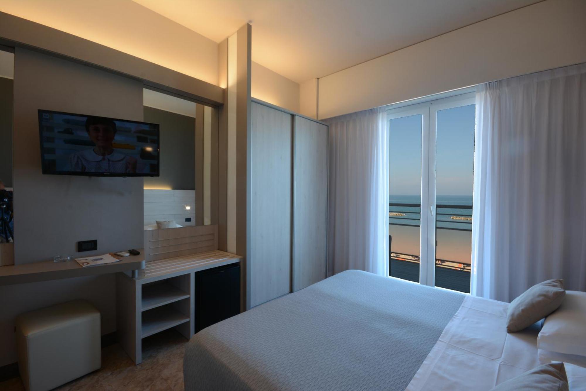 Hotel Spiaggia เปซาโร ภายนอก รูปภาพ