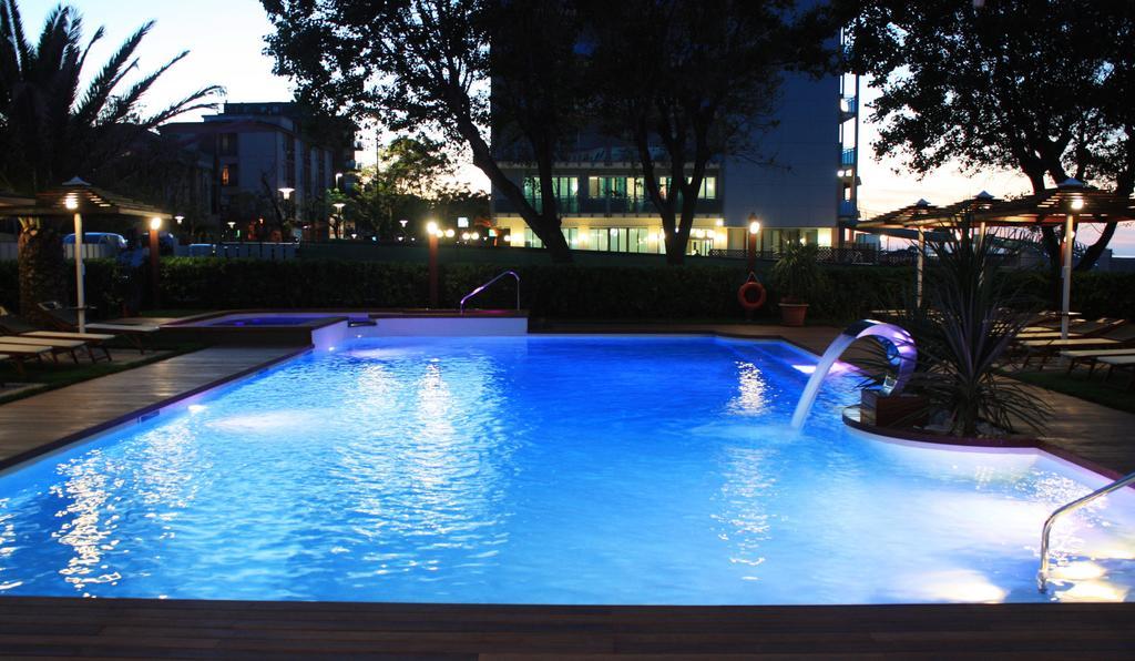 Hotel Spiaggia เปซาโร ภายนอก รูปภาพ