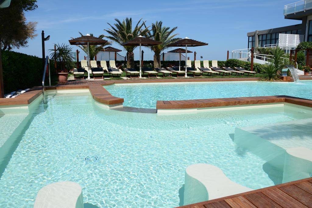 Hotel Spiaggia เปซาโร ภายนอก รูปภาพ
